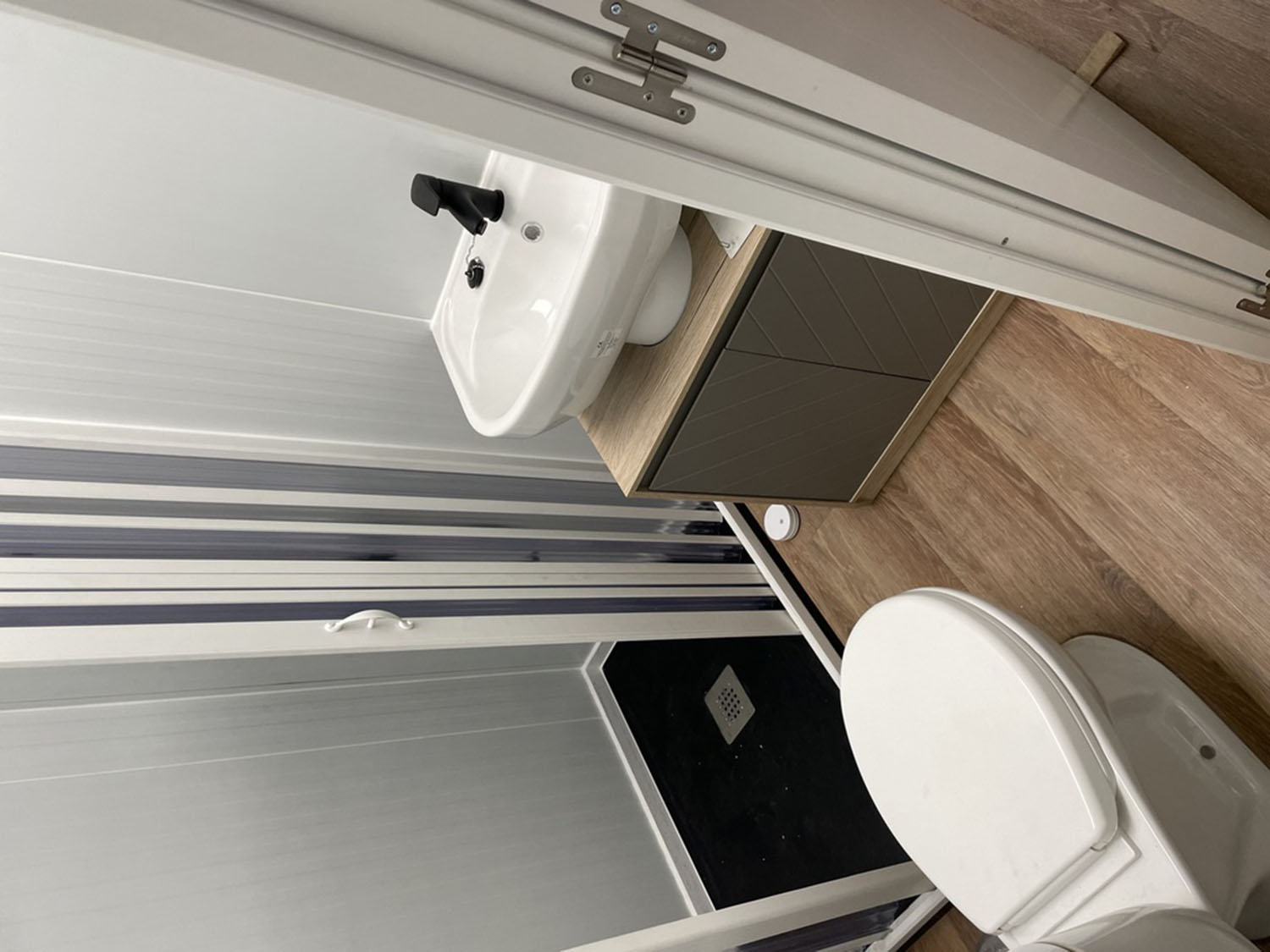 Búnker Prefabricado con baño completo: inodoro, lavamanos y ducha